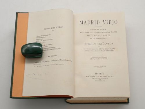 Madrid viejo. Crónicas, avisos, costumbres, leyendas y descripciones de la Villa y Corte en los siglos pasados. Segunda edición [DEDICATORIA MANUSCRITA DEL AUTOR]