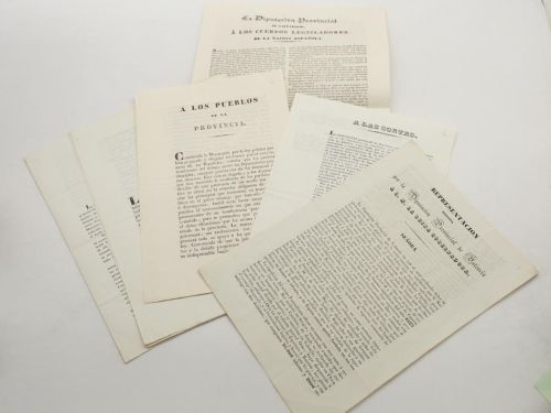 10 impresos relacionados con la Primera Guerra Carlista. Proclamas y bandos de adhesión a Isabel II, así como veladas críticas a la misma, impresas en diferentes provincias