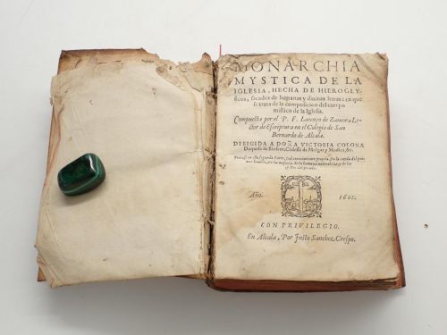 Portada del libro de Monarchia mystica de la Iglesia, hecha de hieroglyficos, sacados de humanas y divinas letras: en que...