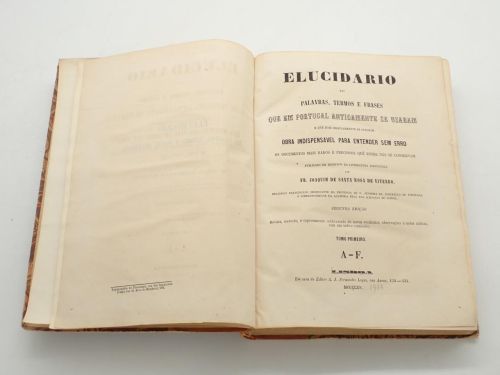Portada del libro de Elucidario das palavras, termos e frases que em Portugal antigamente se usaram e que hoje regularmente...