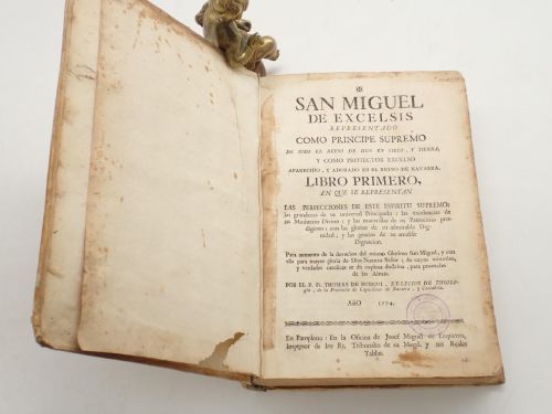 San Miguel de Excelsis representado como principe supremo de todo el Reyno de Dios en cielo, y tierra, y como protector excelso aparecido, y adorado en el Reyno de Navarra. LIBRO PRIMERO - LIBRO SEGUNDO [y LIBRO TERCERO] [FALTO DEL FRONTIS ANTES DE PORTADA EN VOL I Y  DEL GRABADO PLEGADO REPRESENTANDO EL RETABLO ESMALTADO EN VOL II]