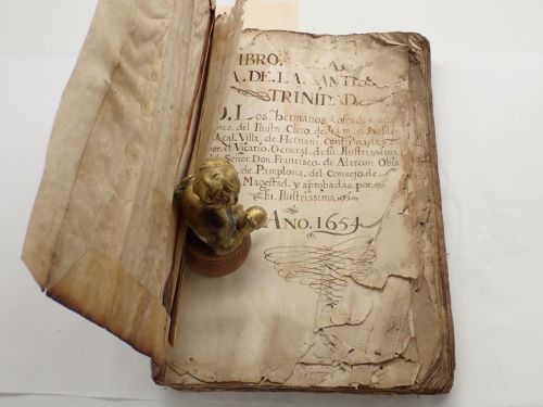 Libro de actas de la cofradía de la Santísima Trinidad de los hermanos cofrades sacerdotes del Ilustre Clero de la muy Noble y Real Villa de Hernani confirmadas por el Vicario General de su Ilustrissima del Señor Don Francisco de Alarcón Obispo de Pamplona del Consejo de su Magestad y aprobadas por su Ilustrissima. Año 1654 [MANUSCRITO]