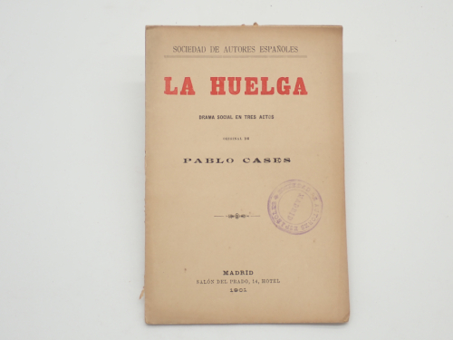 Portada del libro de La huelga. Drama social en tres actos. Estrenado con extraordinario éxito en el Teatro Martín la noche...