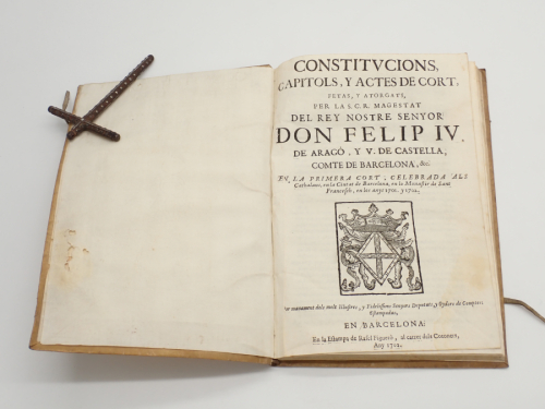 Portada del libro de Constitucions, capitols, y actes de cort, fetas, y atorgats, per la S.C.R. Magestat del Rey Nostre Senyor...