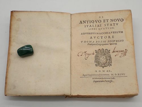 Portada del libro de De antiquo et novo Italiae statu libri quatuor. Adversus Macchiavellum auctore Thoma Bozio Eugubino...