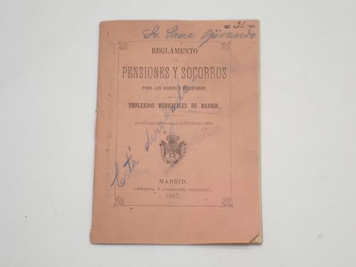 Portada del libro de Reglamento de pensiones y socorros para las viudas y huérfanos de los empleados municipales de Madrid,...