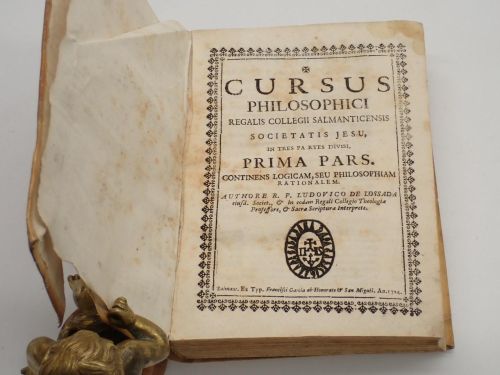 Portada del libro de Cursus philosophici Regalis Collegii Salmanticensis Societatis Jesu, in tres partes divisi, PRIMA PARS....