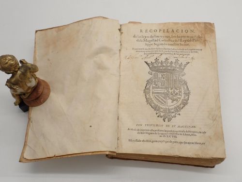 Portada del libro de Recopilación de las leyes destos reynos, hecha por mandado dela Magestad Catholica del Rey don Philippe...