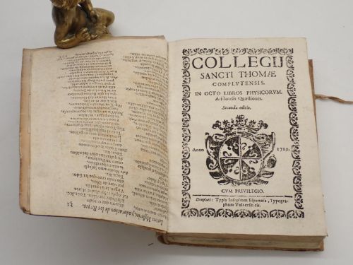 Portada del libro de Collegii Sancti Thomae Complutensis. In octo libros physicorum Aristotelis Quaestiones. Secunda editio