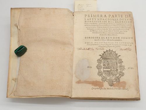 Portada del libro de Primera parte de las fundaciones de los monesterios del glorioso Padre San Benito, que los Reyes de...