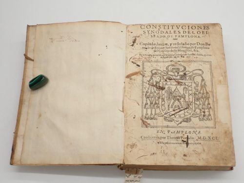 Portada del libro de Constituciones Synodales del Obispado de Pamplona. Copiladas, hechas, y ordenadas por Don Bernardo de...