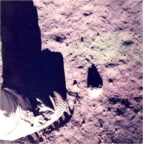 Portada del libro de Fotografía de la llegada del hombre a la luna, Apolo 11, 1969. NASA - AS11-40-5880