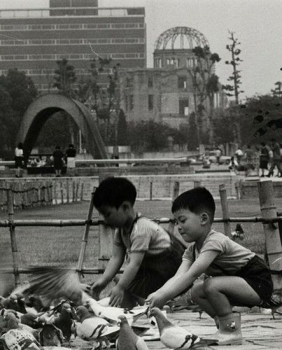 Portada del libro de Niños alimentando palomas en Hiroshima [FOTOGRAFÍA ORIGINAL]