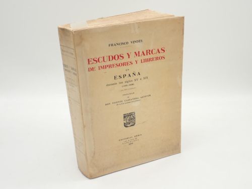 Portada del libro de Escudos y marcas de impresores y libreros en España durante los siglos XV a XIX (1485-1850). Con 818...