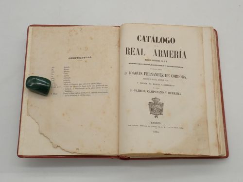 Portada del libro de Catálogo de la Real Armería mandado reimprimir por S.M. siendo caballerizo, ballestero y montero mayor...