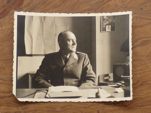 Portada del libro de Conjunto de fotografías y material diverso de época sobre la ocupación alemana de Letonia durante la...